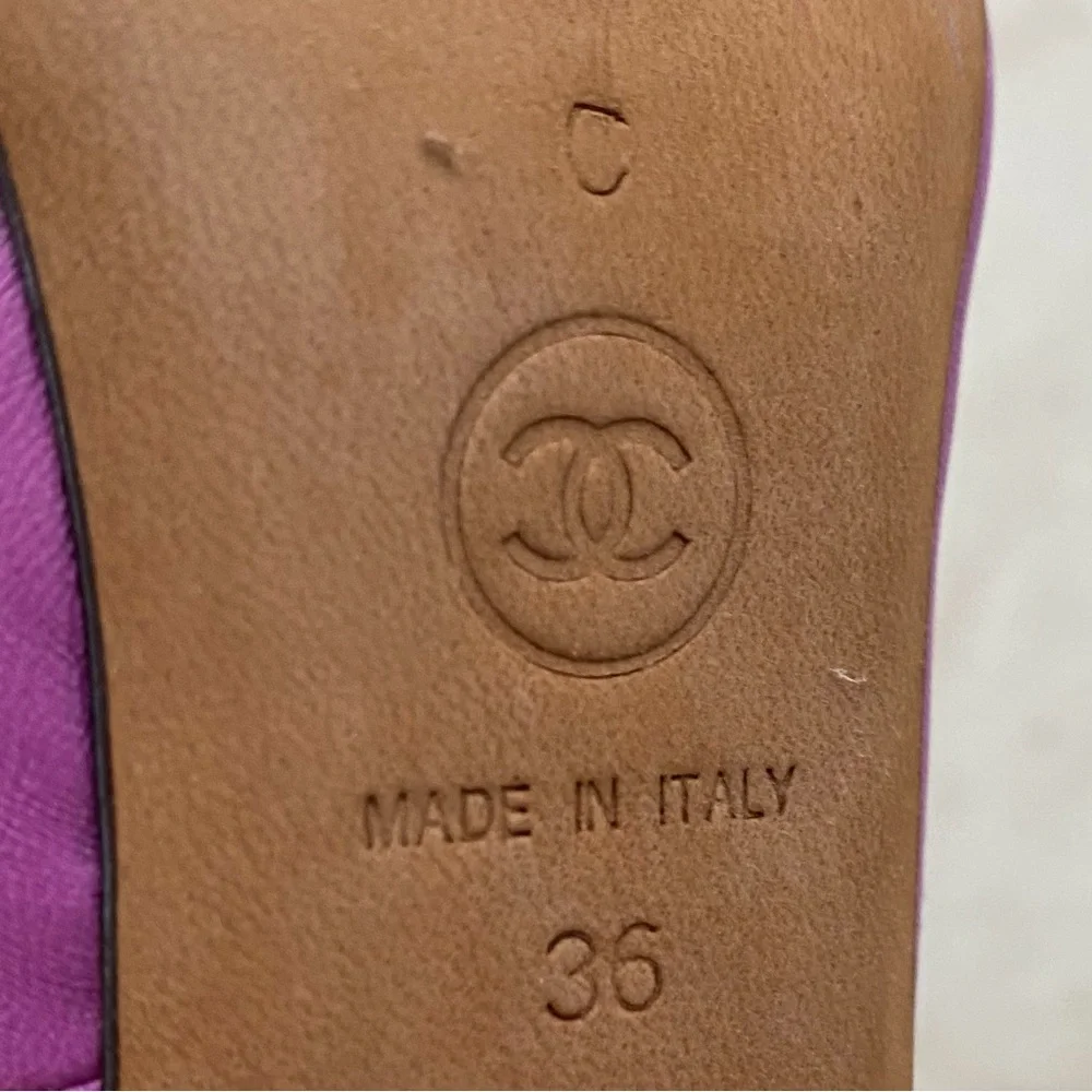 Chanel Made in Italy Interlocking CC Logo Purple Navy Leather Pumps Heels 6/36
